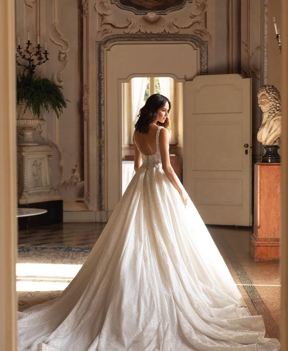 Королевское свадебное платье с квадратным вырезом фото