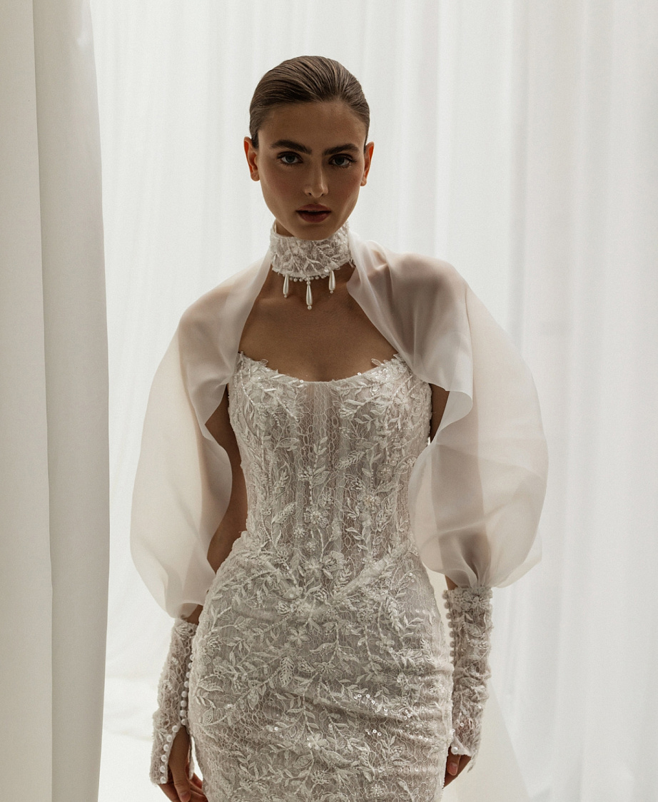 Короткое свадебное платье с чокером фото