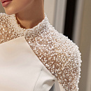 Силуэтное минималистичное свадебное платье с декором из жемчуга фото