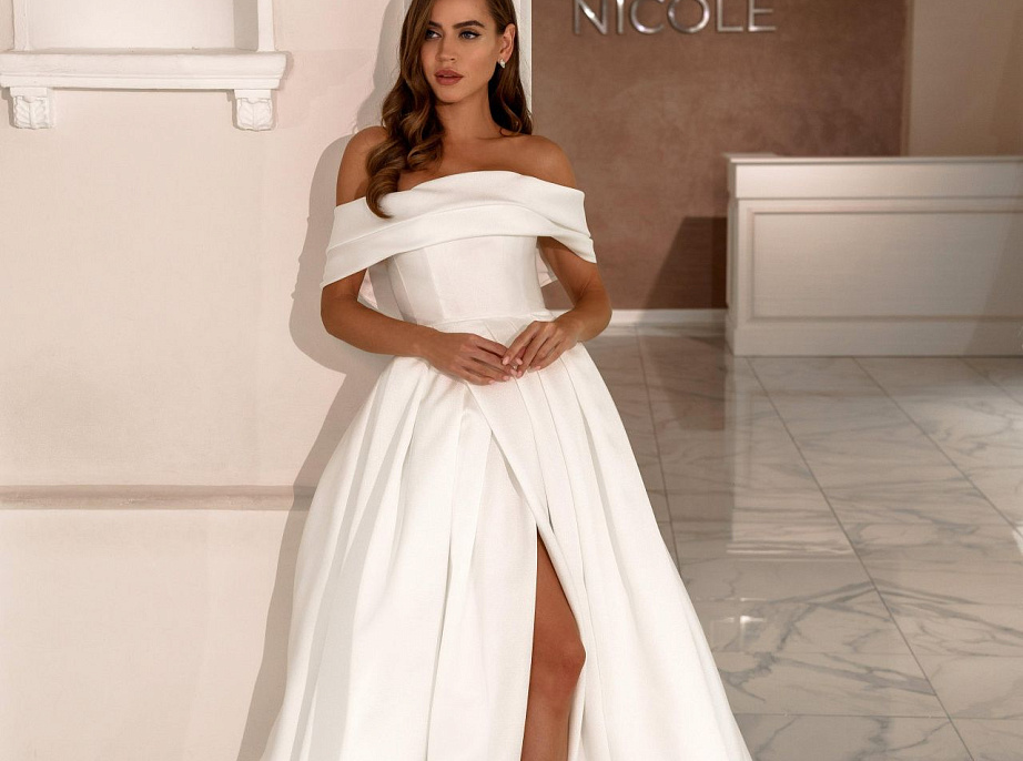 Атласное свадебное платье с вырезом лодочка фото