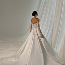 Свадебное платье с атласной юбкой и кружевным верхом фото