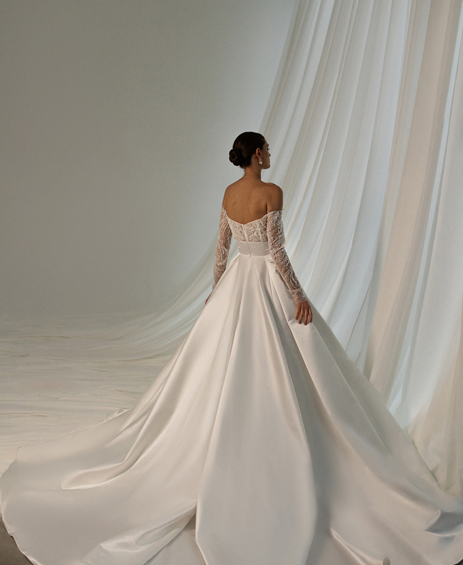 Свадебное платье с атласной юбкой и кружевным верхом фото