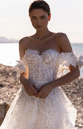 Кружевное свадебное платье с цветочными бретелями фото