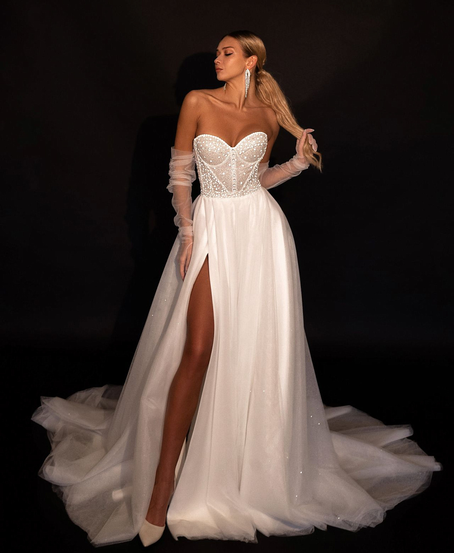 Легкое блестящее свадебное платье бюстье фото