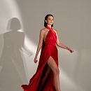 Шелковое вечернее платье рубинового цвета фото