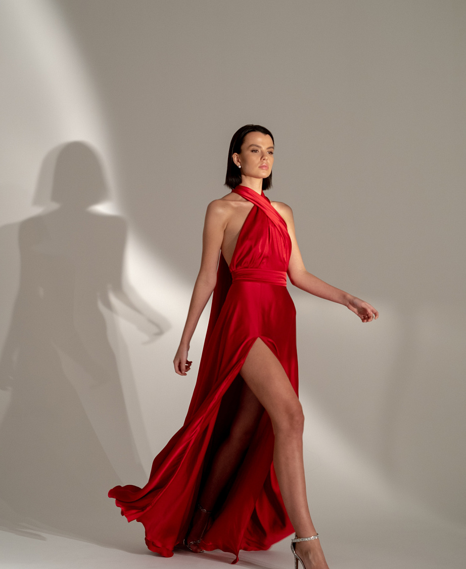 Шелковое вечернее платье рубинового цвета фото