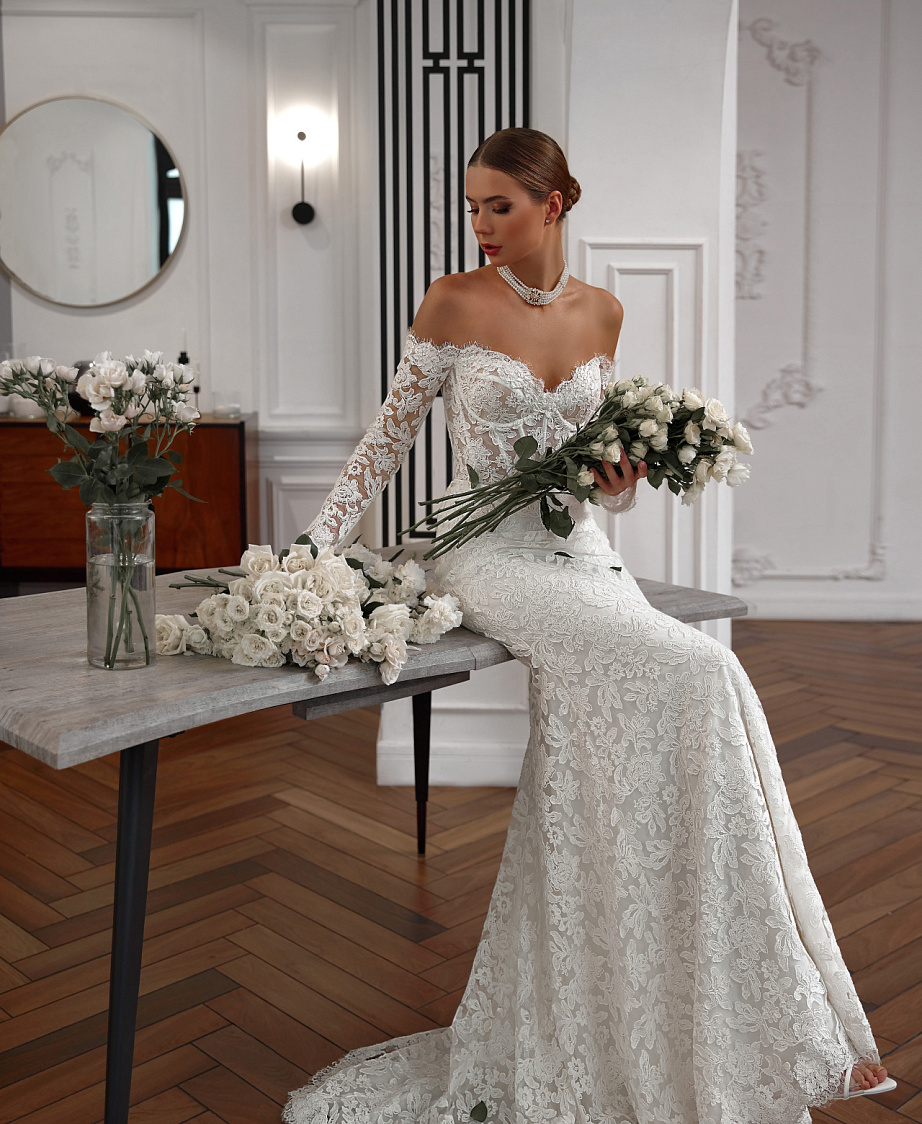 Белое кружевное свадебное платье рыбка с рукавами фото