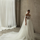 Пышное свадебное платье с открытыми плечами и корсетом фото