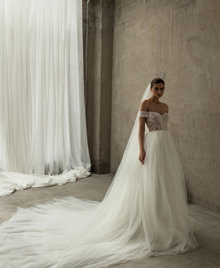 Пышное свадебное платье с открытыми плечами и корсетом фото