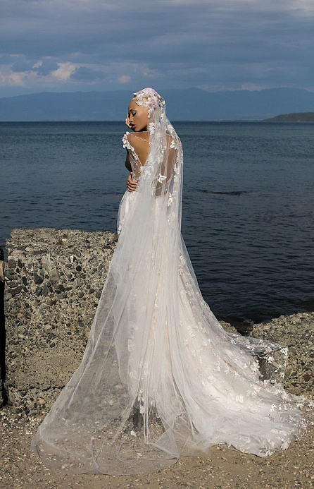 Свадебная фата с кружевом по голове фото