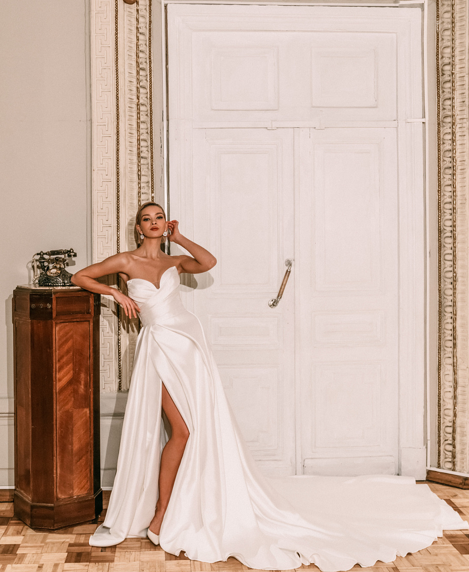 Роскошное свадебное платье из атласа фото