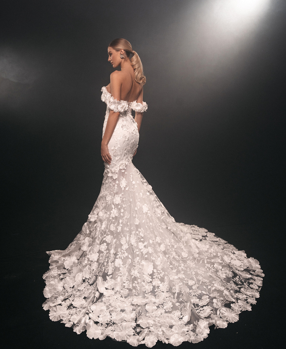 Роскошное свадебное платье с объемным кружевом фото