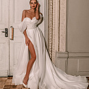 Нежное свадебное платье со спущенными бретелями фото