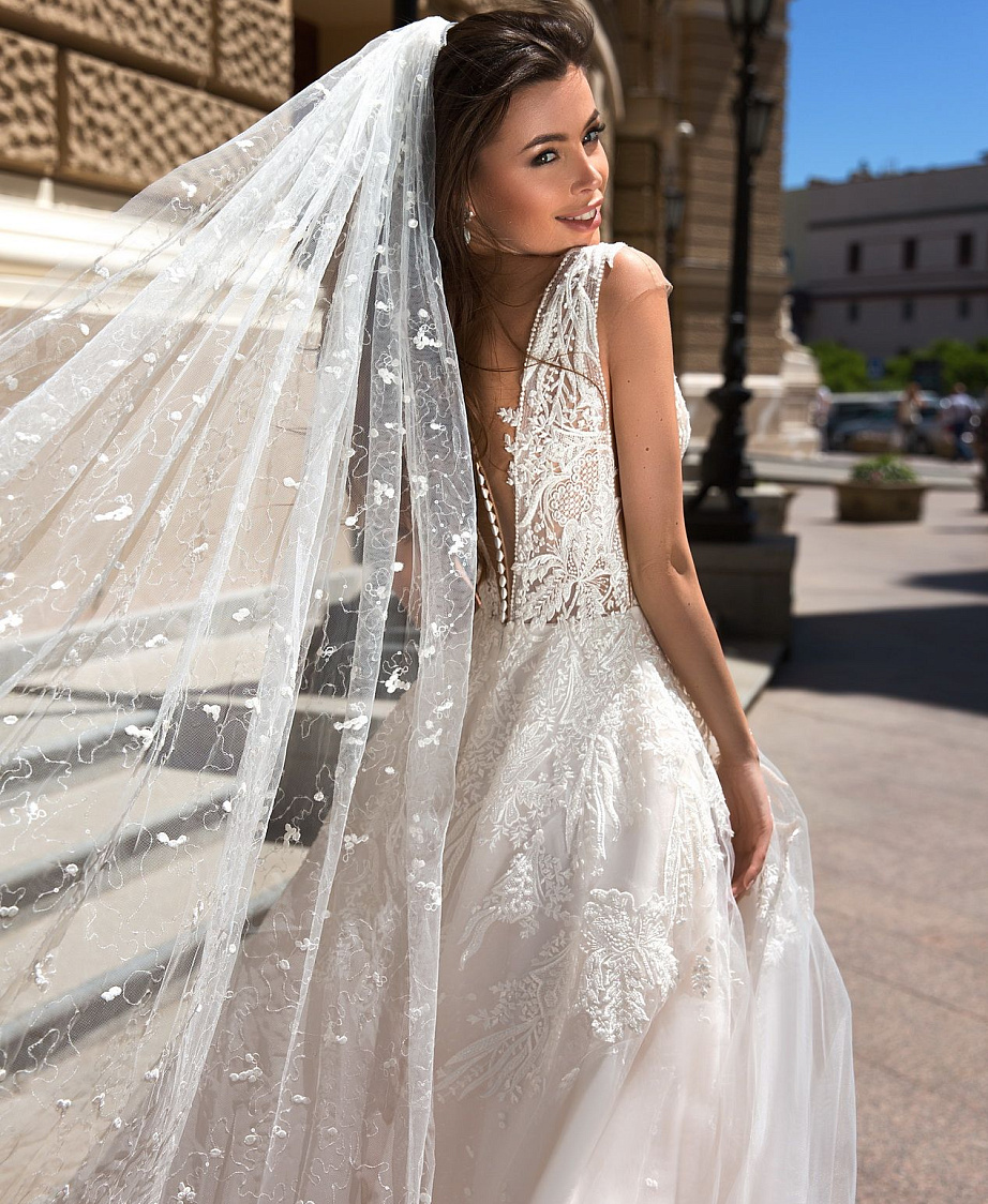 Свадебная фата расшитая сверкающими пайетками фото