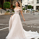 Блестящее свадебное платье с роскошным шлейфом фото