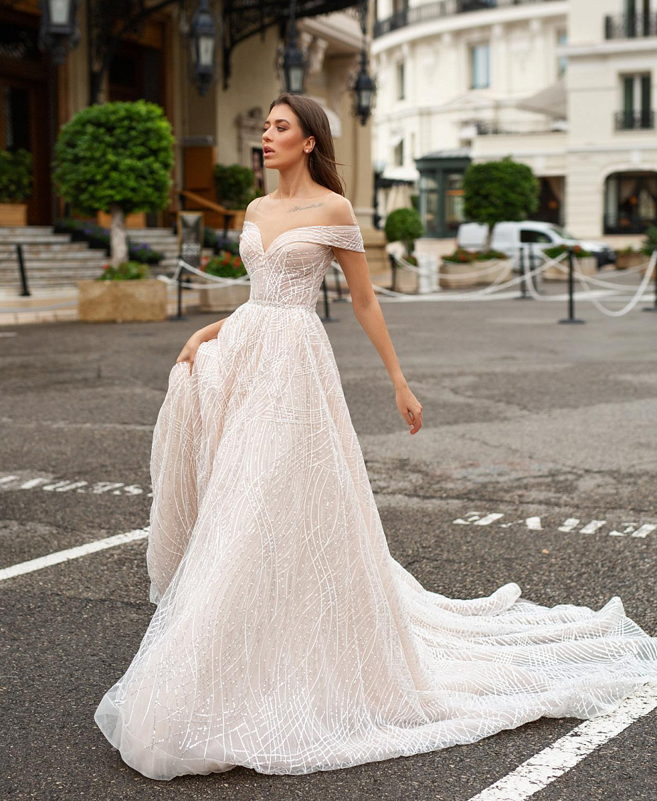 Блестящее свадебное платье с роскошным шлейфом фото