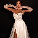 Легкое блестящее свадебное платье бюстье фото