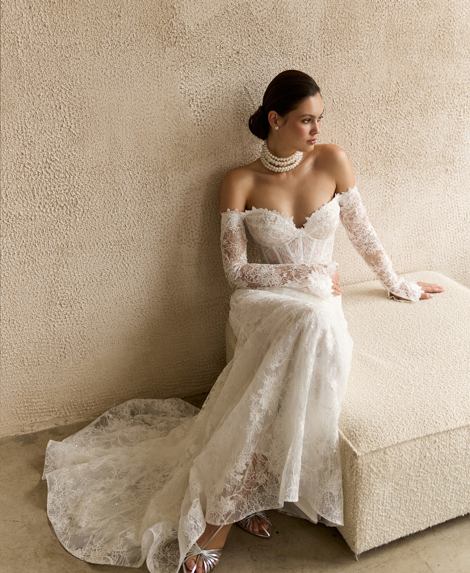 Кружевное свадебное платье с рукавами и открытым верхом фото