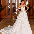 Пышное атласное свадебное платье с вырезом в форме сердца фото