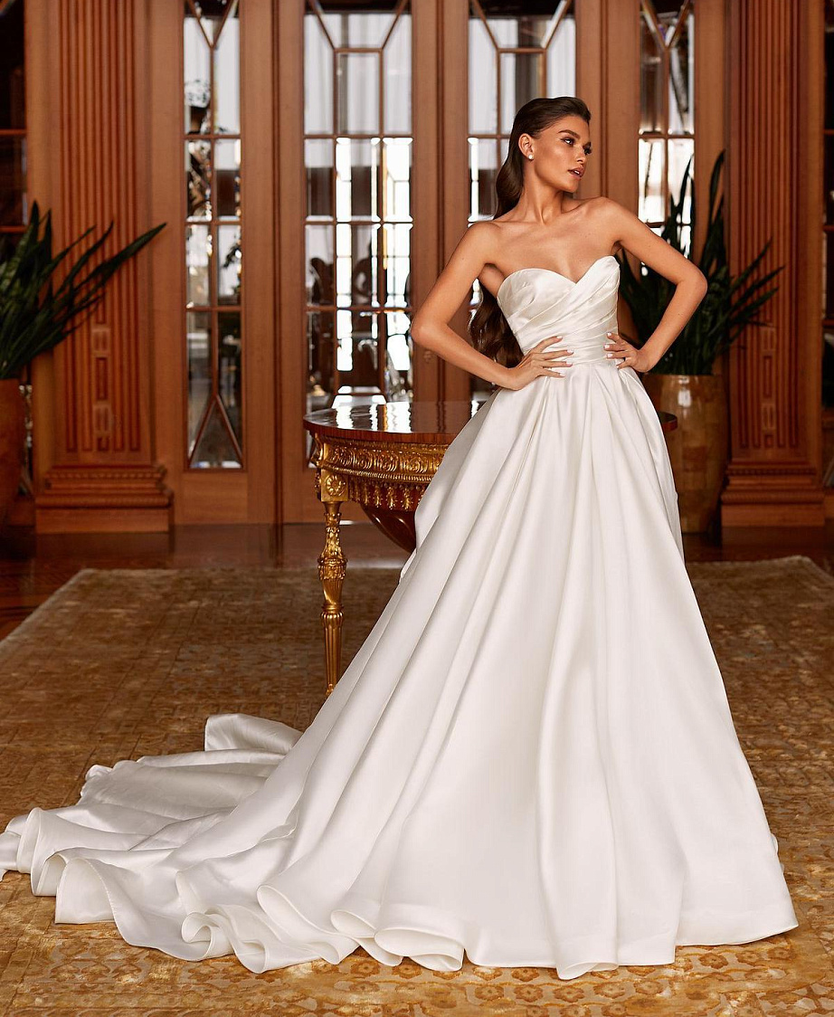 Пышное атласное свадебное платье с вырезом в форме сердца фото