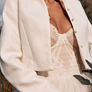 Белый жакет с мехом на воротнике