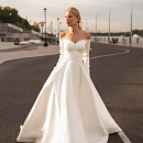 Атласное свадебное платье с рукавами и открытыми плечами фото