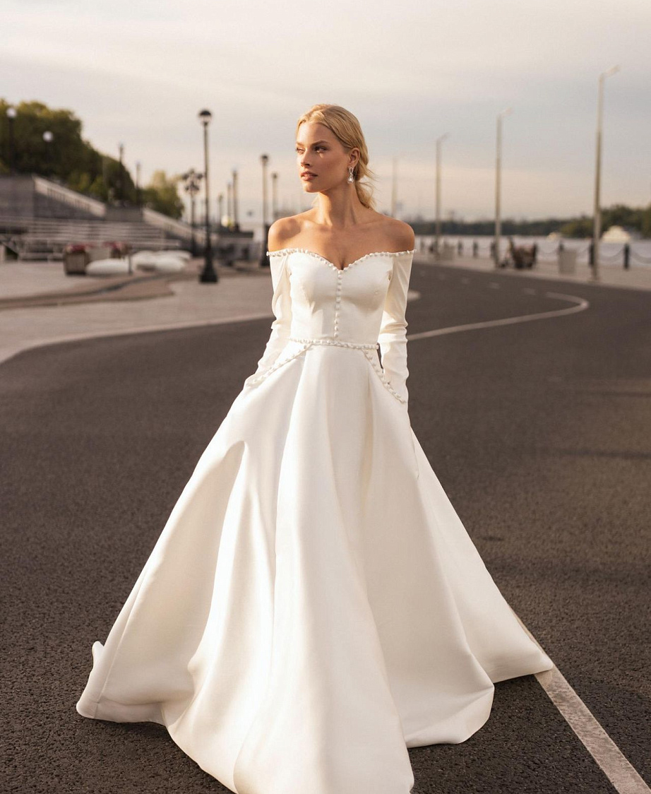 Атласное свадебное платье с рукавами и открытыми плечами фото