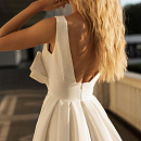 Атласное свадебное платье с бантом фото