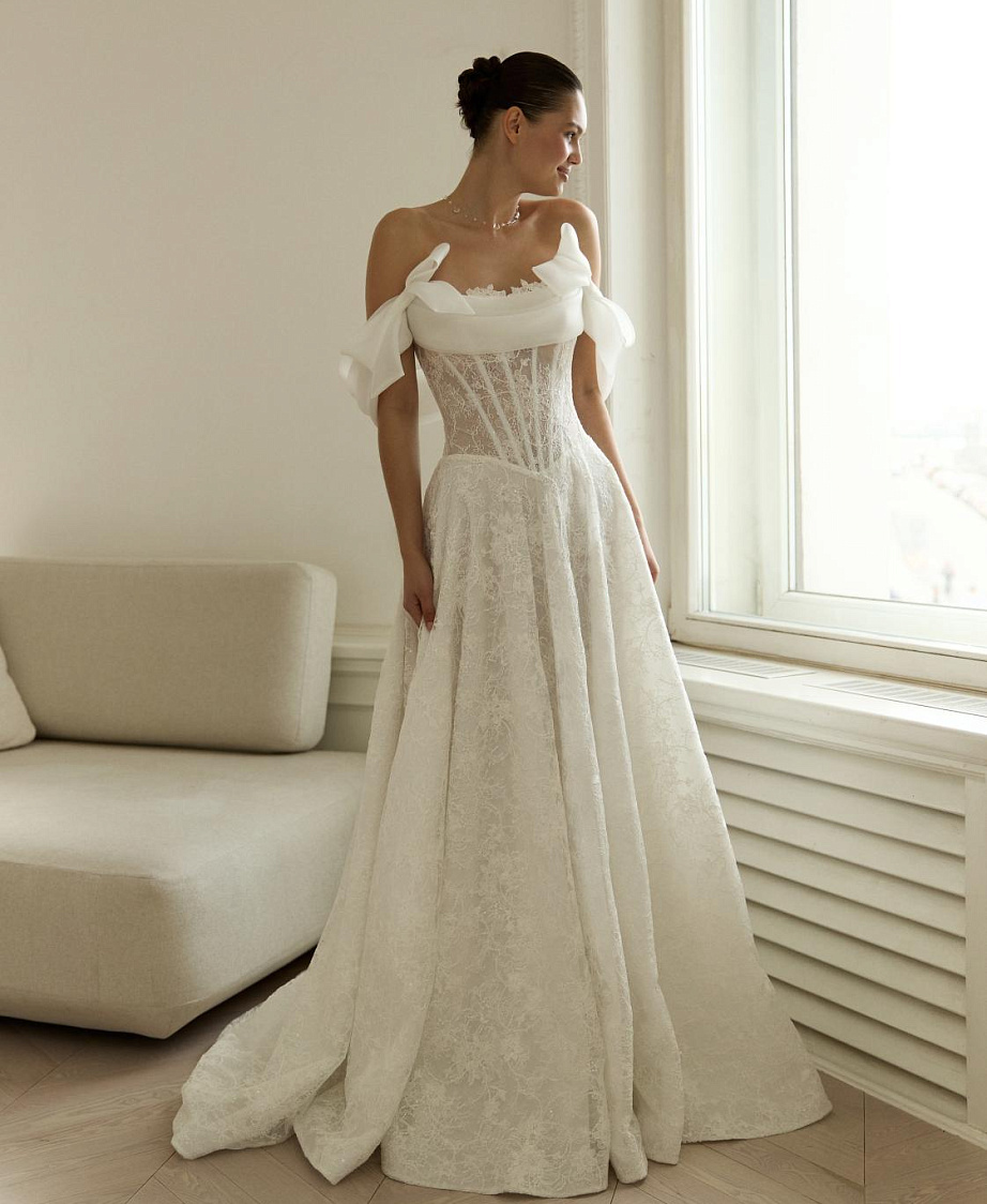 Кружевное свадбеное платье с открытыми плечами фото
