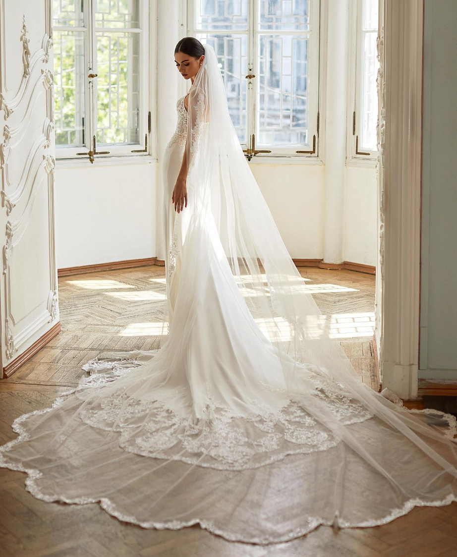 Свадебное платье русалка с длинным кружевным шлейфом фото