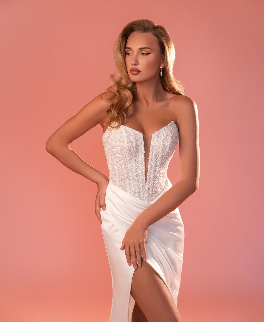 Сверкающее свадебное платье с разрезом на ножке фото