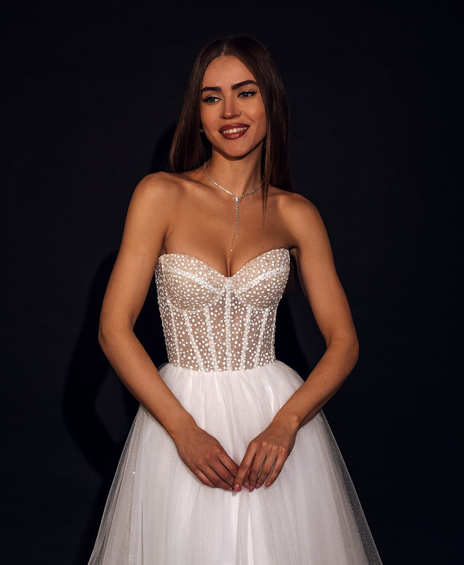 Легкое свадебное платье с корсетом и открытым верхом фото