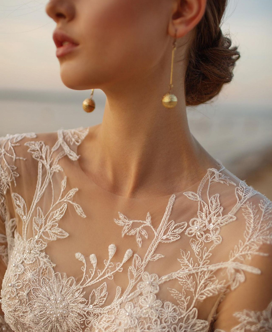 Легкое свадебное платье с прозрачными  рукавами фото