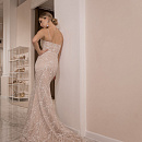 Сияющее свадебное платье рыбка на тонких бретелях фото