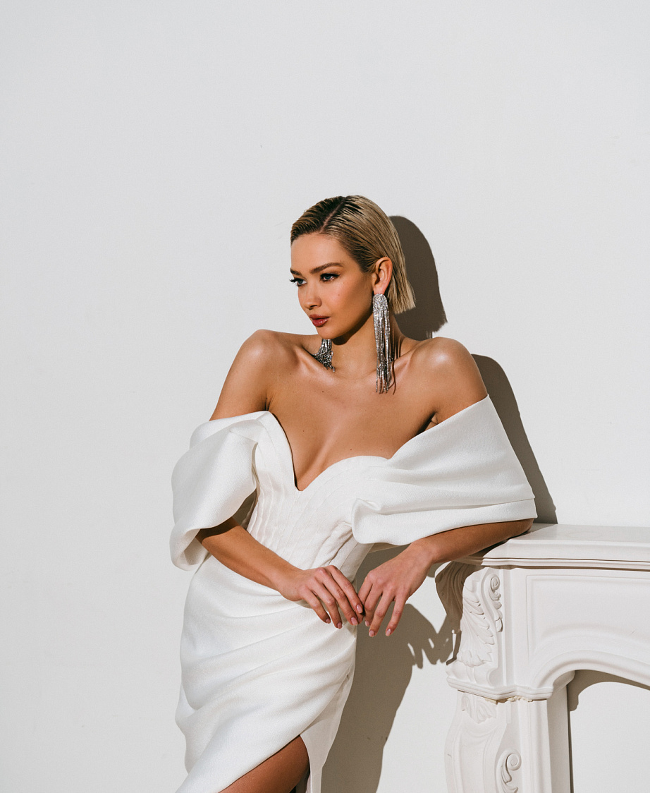 Лаконичное свадебное платье со спущенными плечиками фото