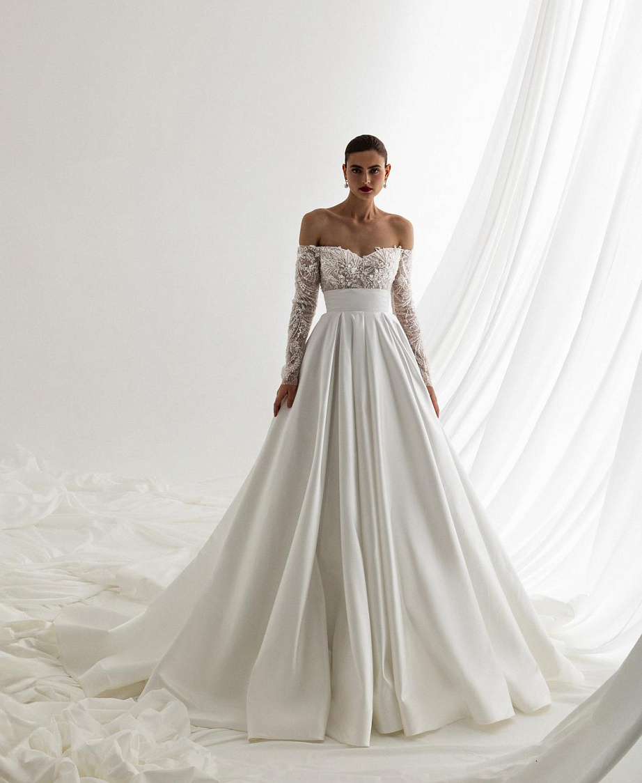 Свадебное платье с атласной юбкой и кружевным верхом фото