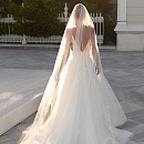 Сверкающее платье с декольте и открытой спиной фото