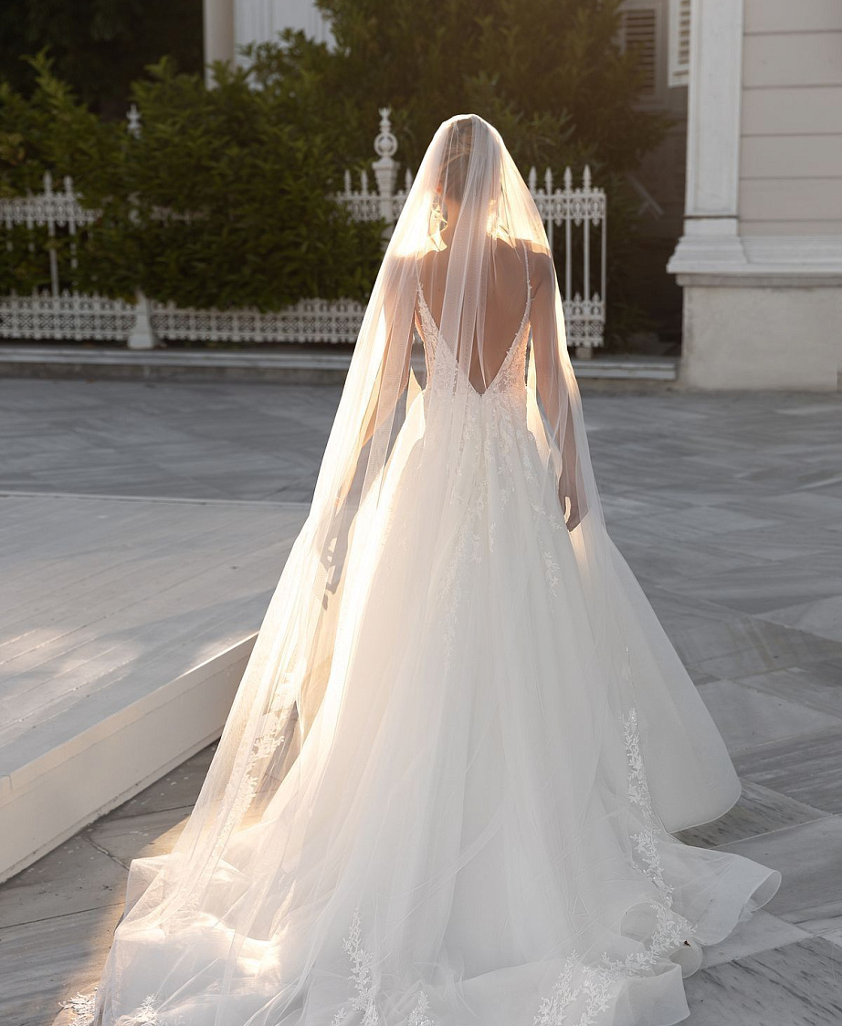 Сверкающее платье с декольте и открытой спиной фото