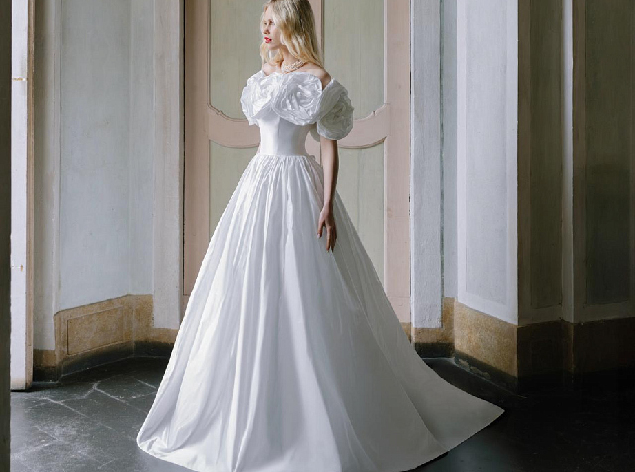 Роскошное свадебное платье из тафты с объемными розами фото