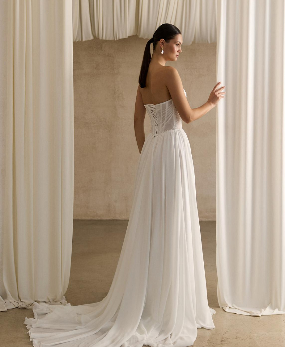 Шифоновое свадебное платье с жемчугом на корсете фото