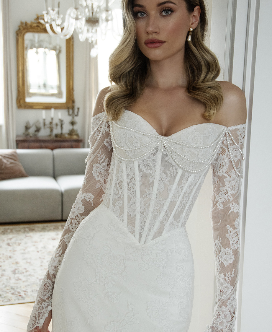 Кружевное свадебное платье рыбка с декором из бус фото