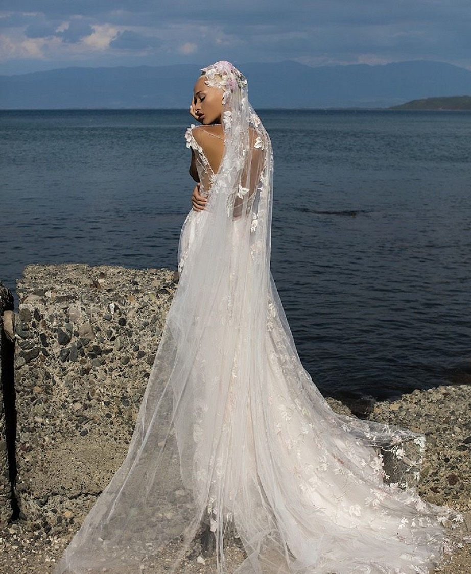 Свадебная фата с кружевом по голове фото