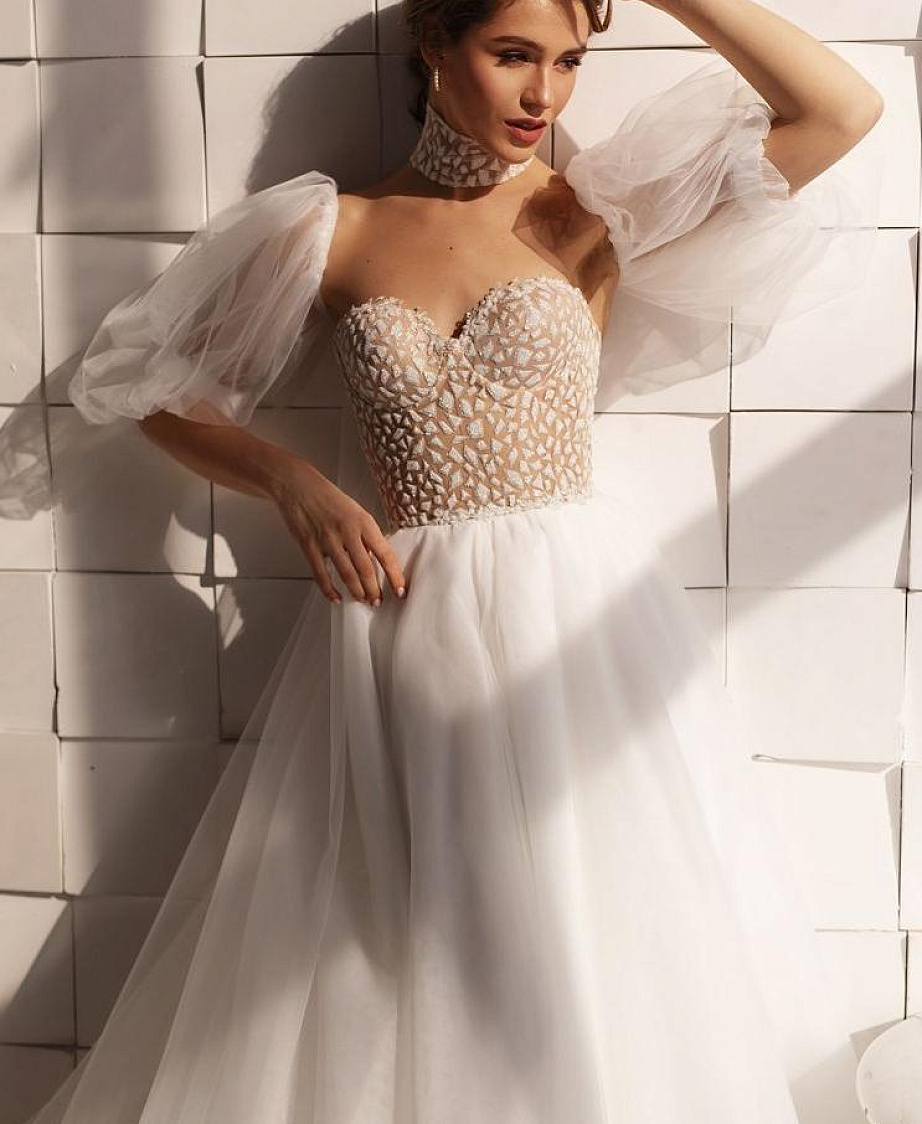 Пышное свадебное платье с блестящим корсетом