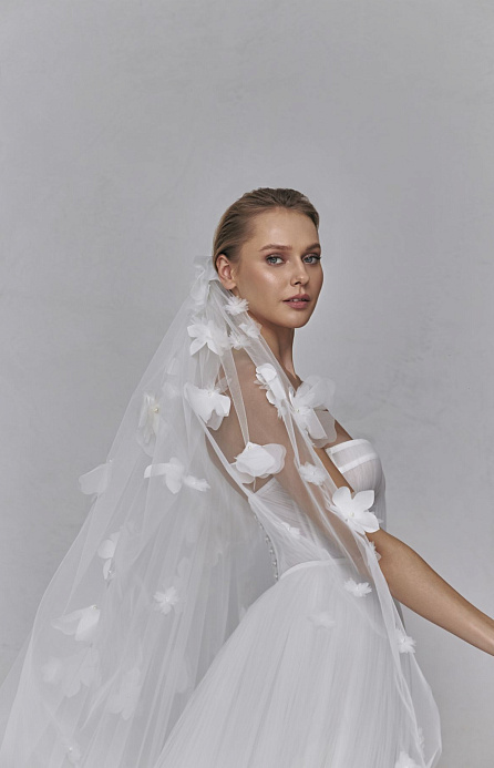 Длинная фата с 3Д цветами фото