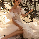 Нежное свадебное платье с декором из 3Д цветов фото