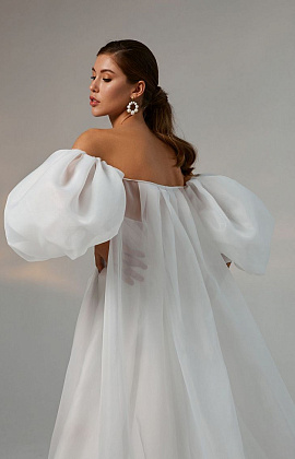 Белый кейп с объемными рукавами фото