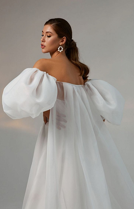 Белый кейп с объемными рукавами фото