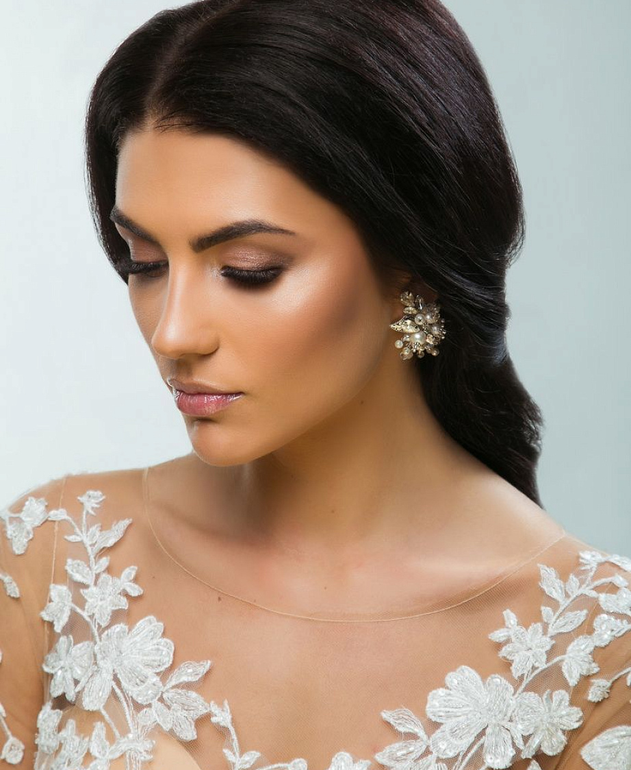 Изящные серьги с жемчугом и кристаллами фото