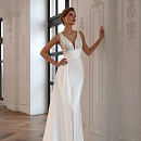 Свадебное платье русалка с атласной юбкой и блестящим верхом фото