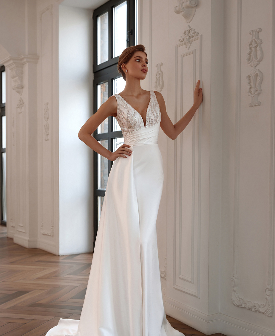 Свадебное платье русалка с атласной юбкой и блестящим верхом фото